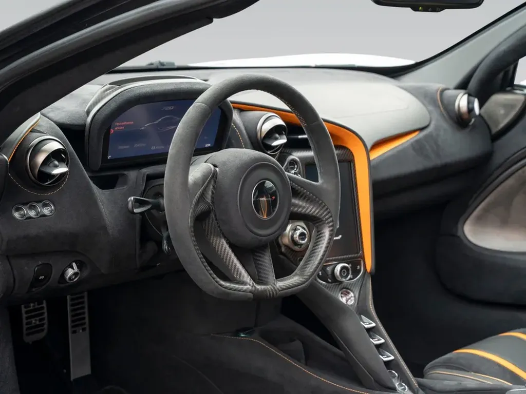 McLaren 720S volant sport carbone commandes performance Bordeaux