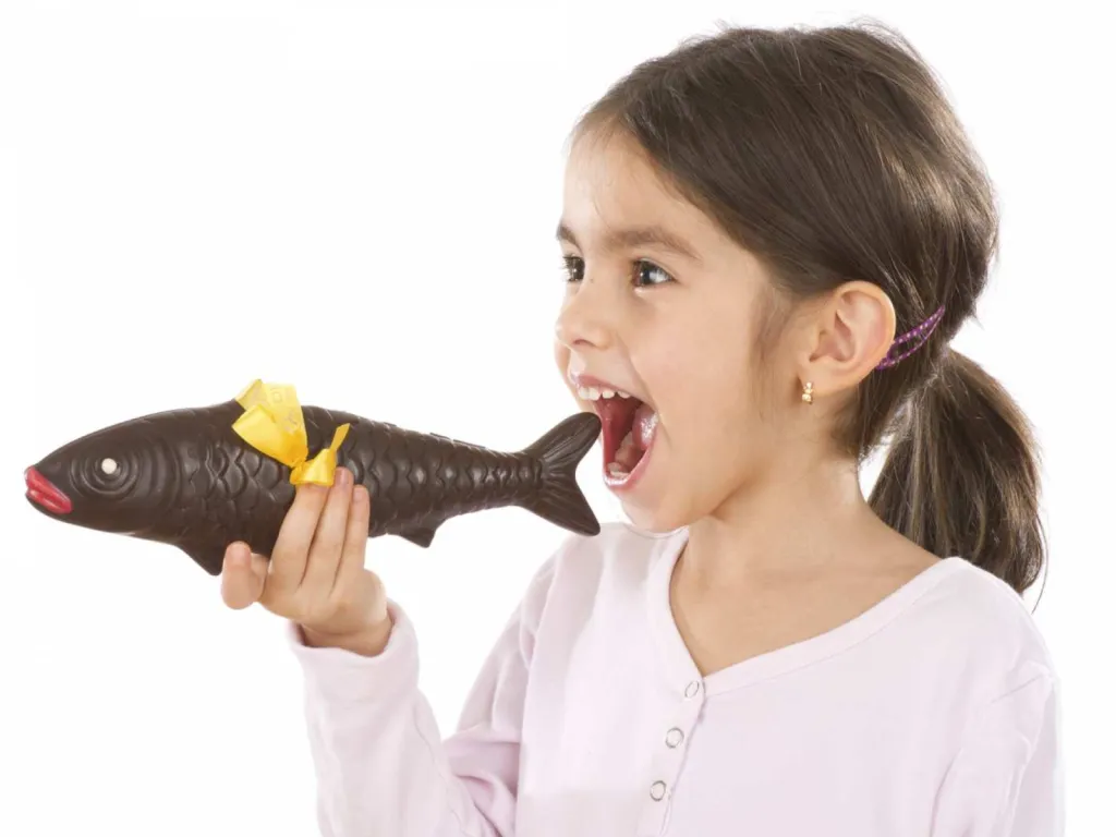De Marlieu chocolaterie petite fille moulage en chocolat poisson