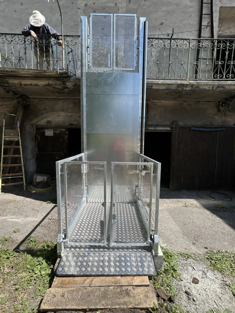 Je vais retrouver une autonomie certaine avec cette plateforme élévatrice verticale extérieure chez moi près de Sisteron