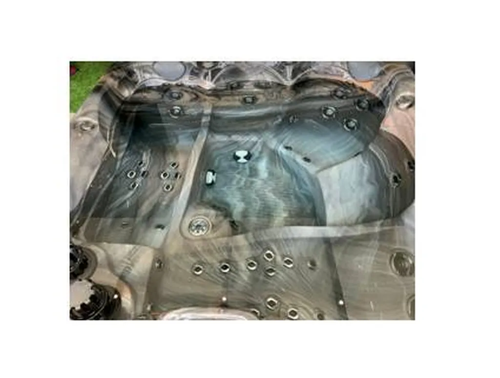 Maple Spa Terre-Neuve, 5 places, un espace bien-être spacieux et confortable. - MCR Piscines et Spas - Caissargues