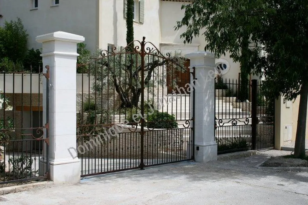 Piliers de portail en pierre des Estaillades (Luberon), situé au Golf du Pont Royal à Mallemort, à proximité d'Aix en Provence 