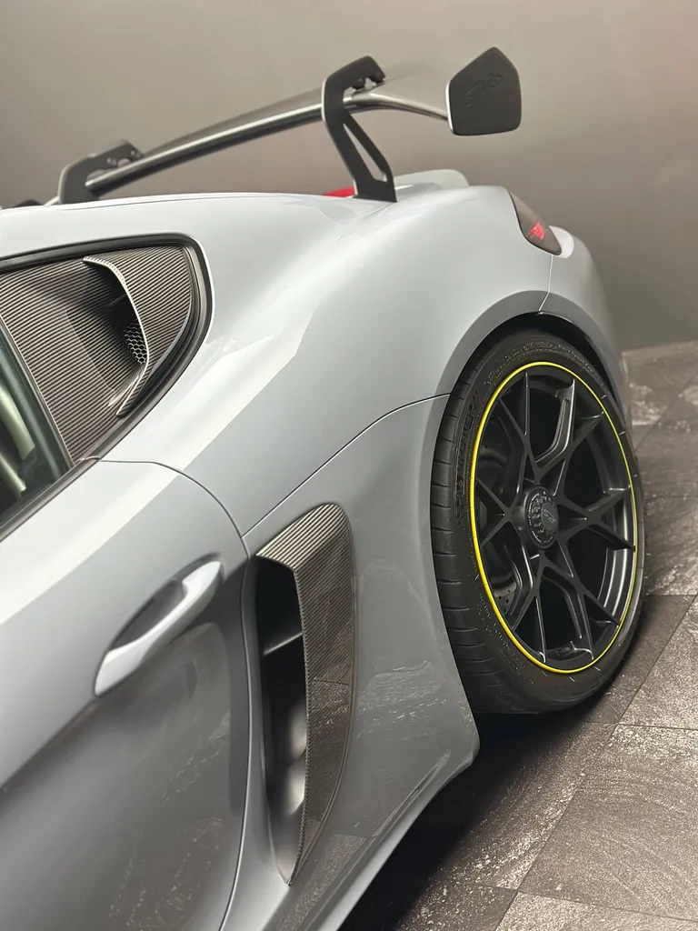 Lustrage sur une Porsche 718 Cayman GT4 RS à Le Mans (72)