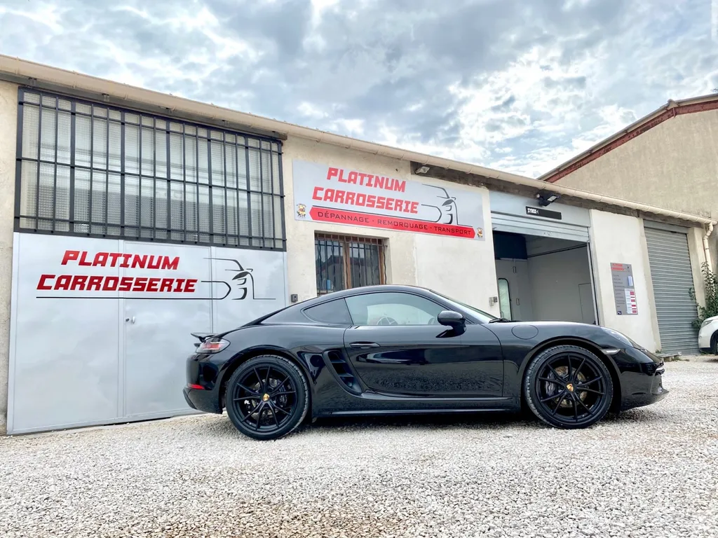 Porsche 718 Cayman endommagée sur le pare-chocs arrière et réparée à Carnoux dans notre carrosserie spécialisée avec franchise offerte