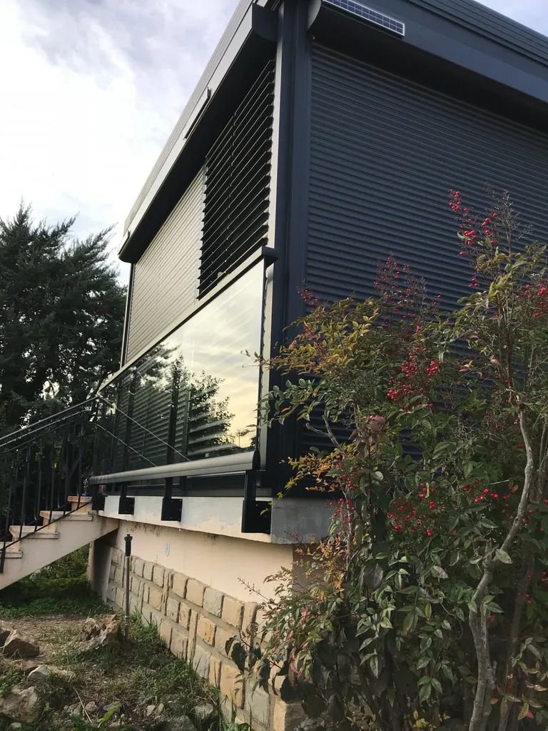 Mise en place d’une véranda design ral 7016G avec volets solaires sur Martigues