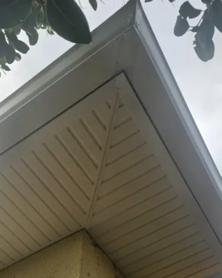 Nouvelle sous-face en lambris PVC blanc posée à Bruguières pour une finition propre et une protection durable contre l’humidité.