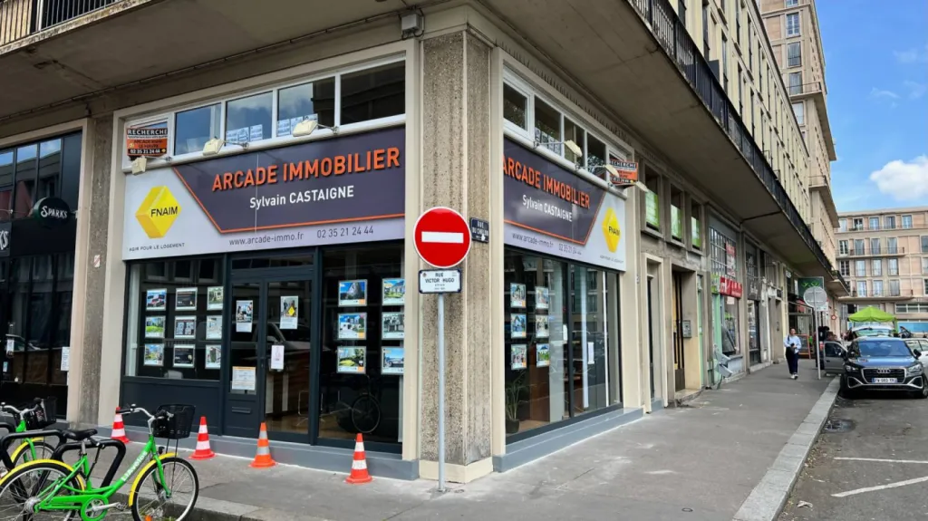 Peinture extérieure pour béton sur façade d'immeuble 