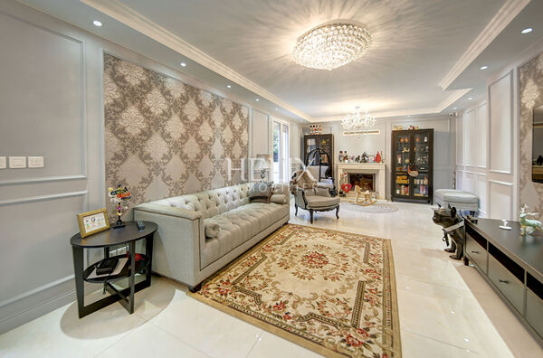 Maison agréable, efficiente thermiquement, terrain plat et cuisine d'été , garage double et dépendance.