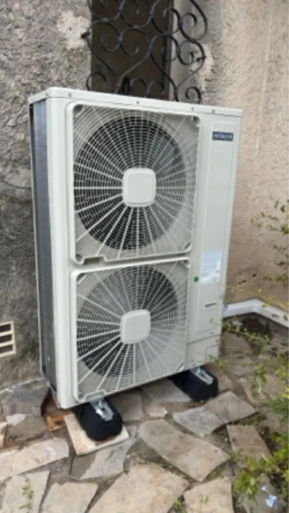 Installation d'une pompe à chaleur Hitachi à partir de 9 990€ avec Provence Energie Solaire Service 