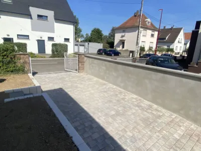 Entrée de garage en pavé d'une maison à Mundolsheim, près de Strasbourg CLK 