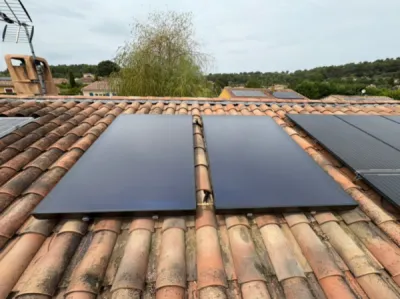 Installation d'un chauffe-eau solaire individuel Helio France Calysse de 300L avec capteurs en toiture à Barjols dans le Var