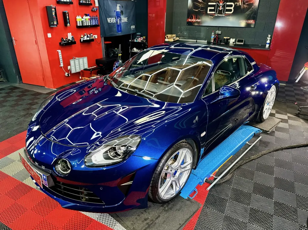Traitement céramique chez EMB DETAILING protection carosserie spécialiste Alpine A110 sur Lyon