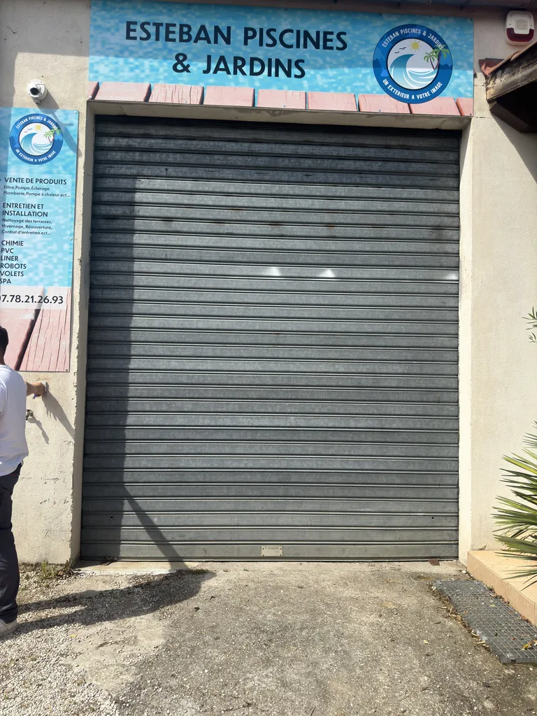 Installation d'un rideau métallique pour la fermeture sécurisée d'un magasin d'électronique à Bourgoin-Jallieu en Isère