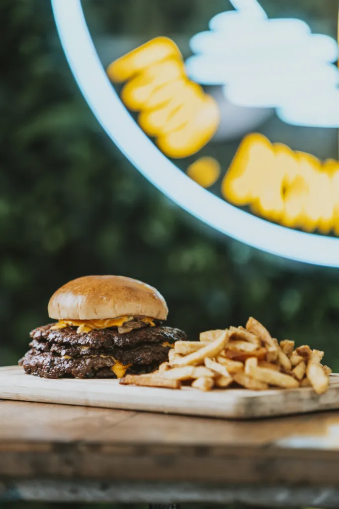 Les meilleurs Smashburgers du Havre vous attendent chez Beach Boy ! Préparés avec des produits frais, locaux et de qualité