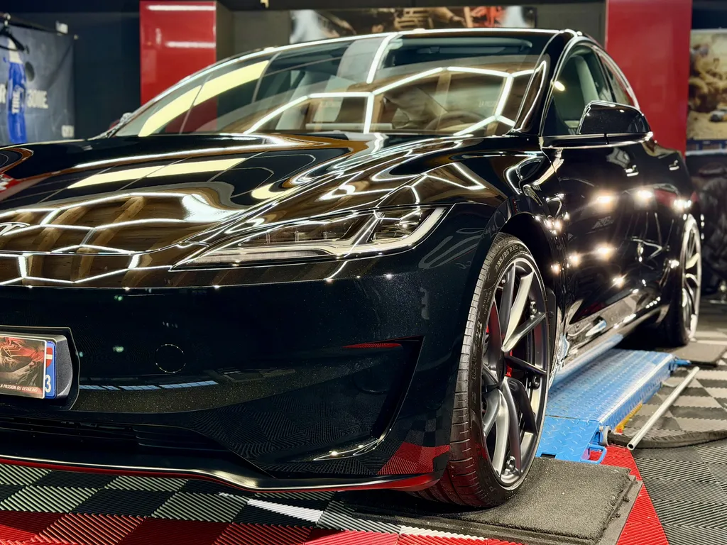 Préparation esthétique et traitement céramique Tesla Model 3 noir neuf à Écully proche Lyon avec protection carrosserie haut de gamme EMB DETAILING