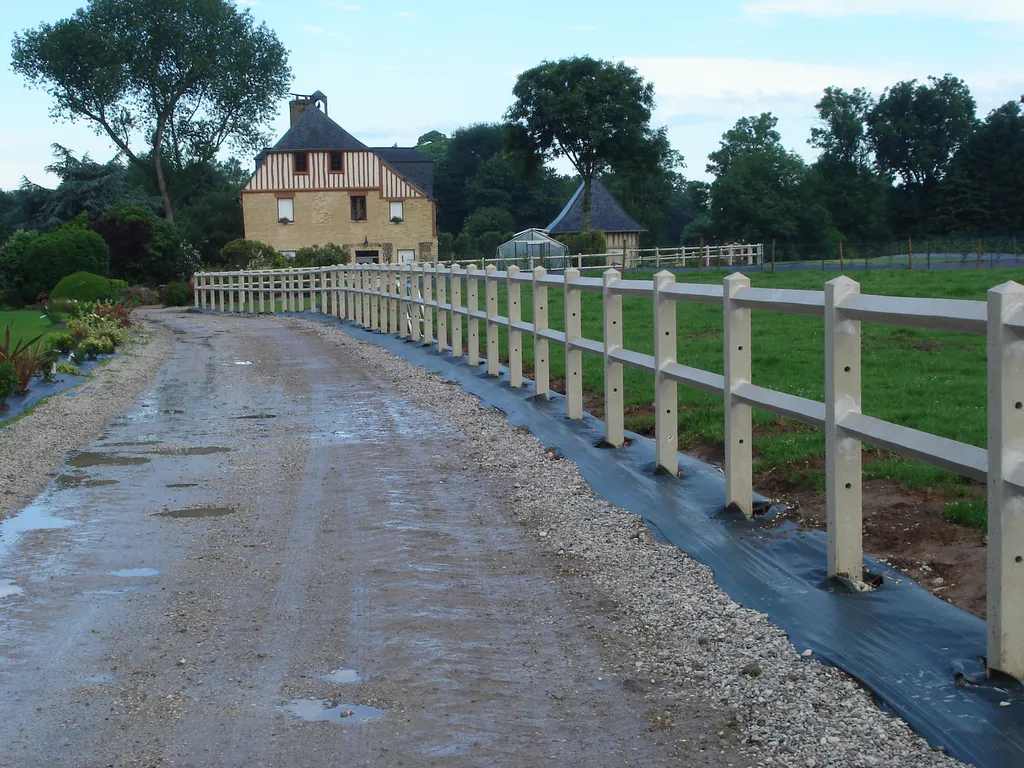 Installation de Clôtures Équestres en Béton, Lisses de Sécurité et Délimitation de Haras à Lisieux dans le Calvados (14) pour une Robustesse Inégalée