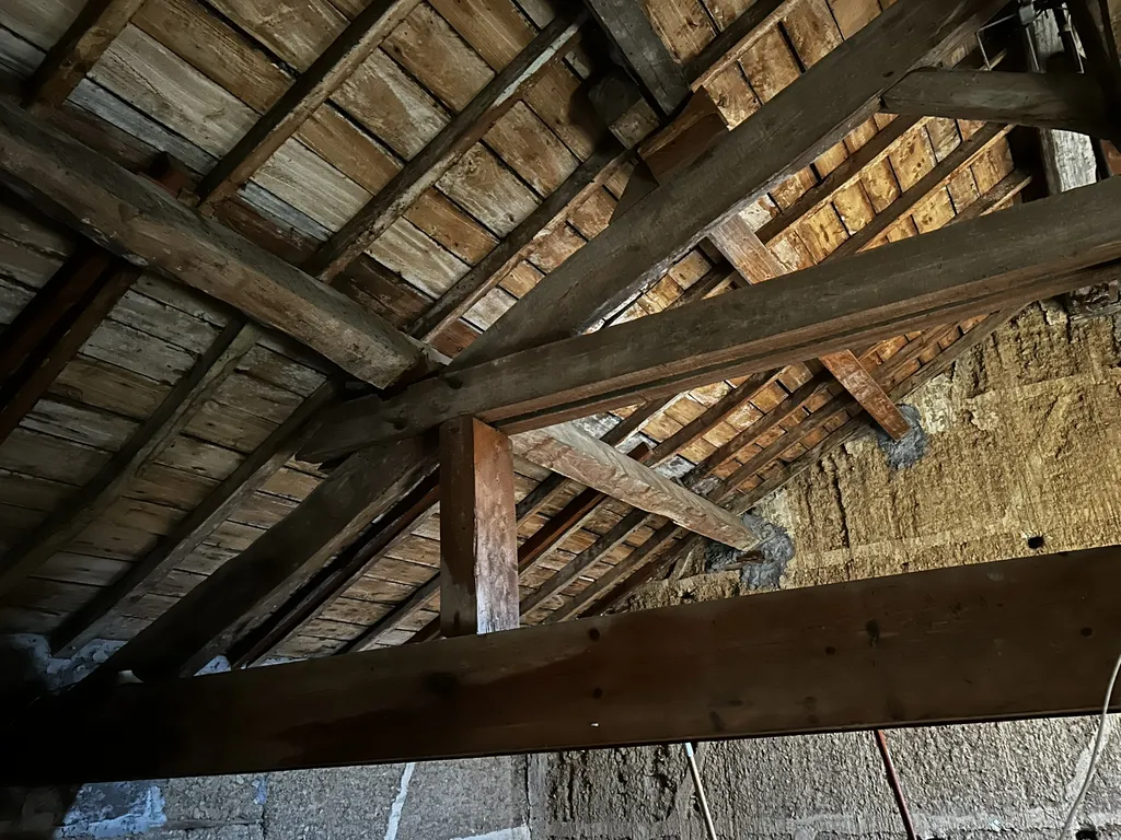 Toiture et combles avant travaux d’isolation thermique dans une maison ancienne à Saint-Lager près de Belleville-en-Beaujolais (Rhône 69)