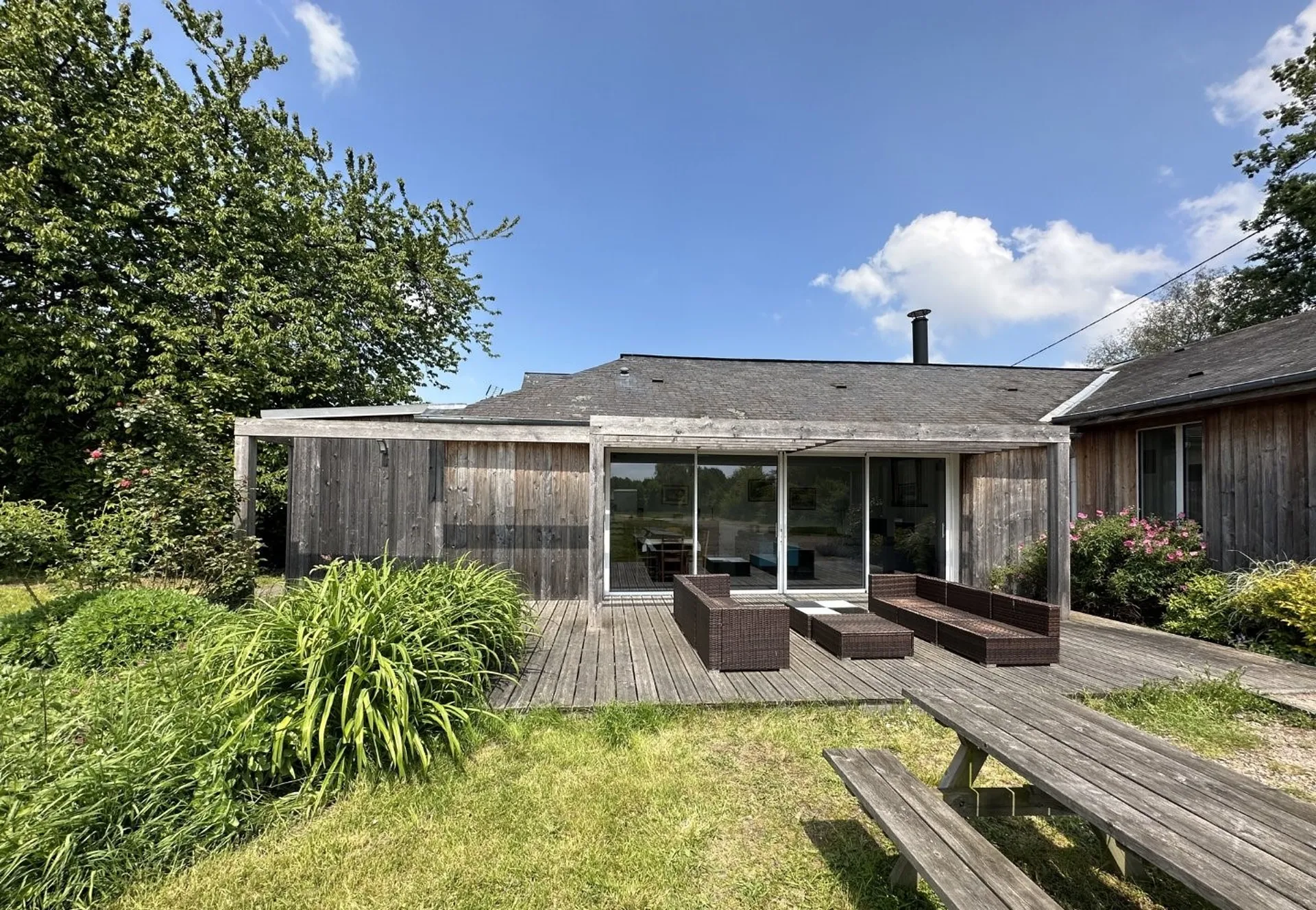 Centre équestre au coeur de la Normandie avec 20 boxes et une habitation de 150m² sur environ 6 hectares de terrain, 76.