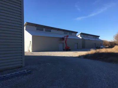 Hangar vers Bollène en cours d'installation.