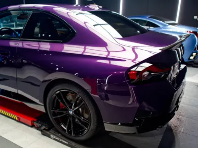 Chez Gloss Obsession, cette BMW Série 2 reçoit un film de protection PPF XPEL intégral, assurant une défense longue durée et un entretien facilité.