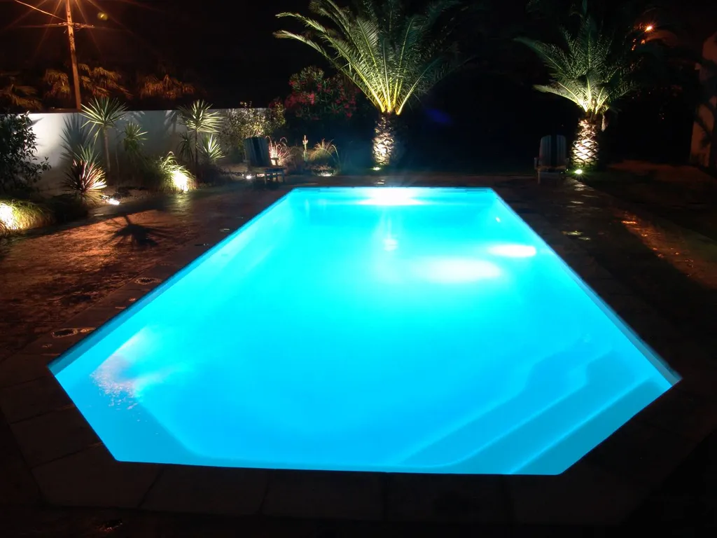 AGATE 10 m – bassin élégant à fond incliné, pans coupés et banquette conviviale. Pose express et garanties 30 ans à Hyères, Carqueiranne et Le Pradet.