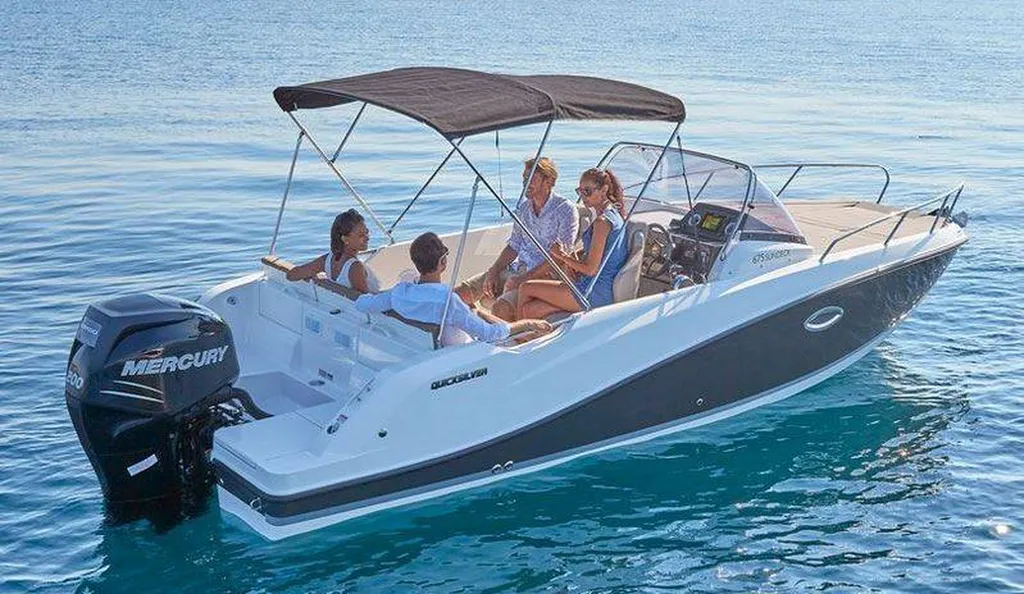 Louer un bateau à moteur rigide 6 personnes à Bandol