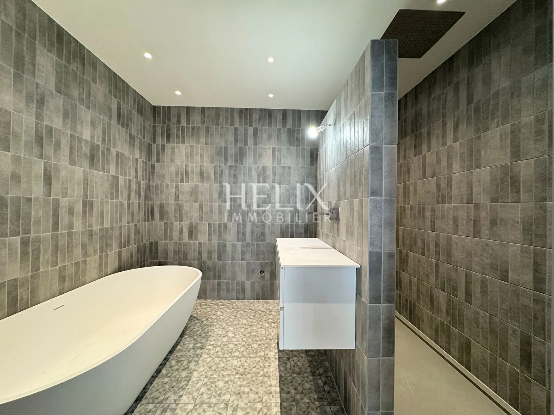 Salle de Bains haut de gamme avec baignoire