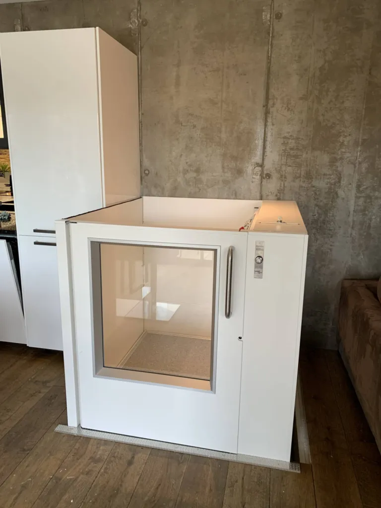 Une réalisation d'un ascenseur de maison avec portillon Namilift PL400 en structure autoporteuse intérieure à Cassis près de Marseille