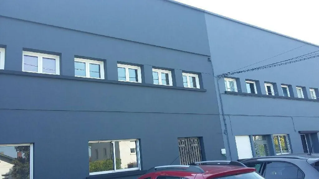 Rénovation d'une peinture de façade en deux couleurs d'un bâtiment professionnel situé à Mérignac