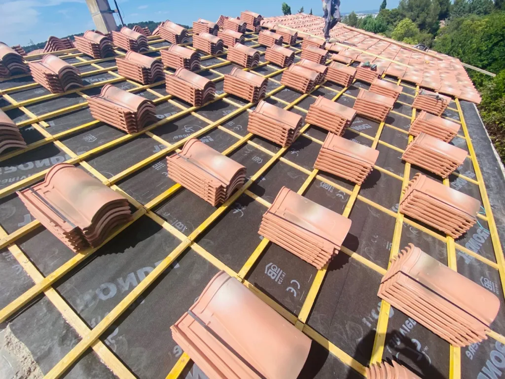 Remplacement d’une toiture de maison en tuiles Mécaniques Abeilles sur Aix en Provence