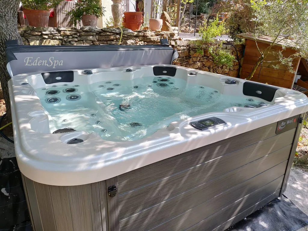 jacuzzi canadien sous les arbres var