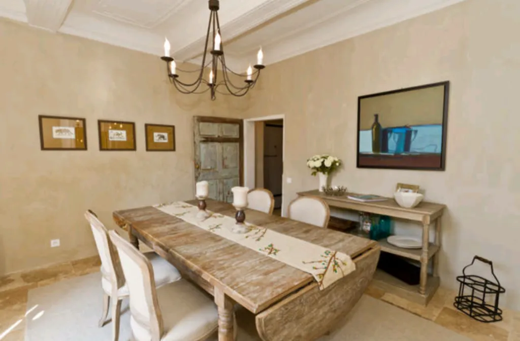 Aménagement et décoration d’un bastidon provençal transformé en gîte de charme à Cadenet, dans le Vaucluse authentique