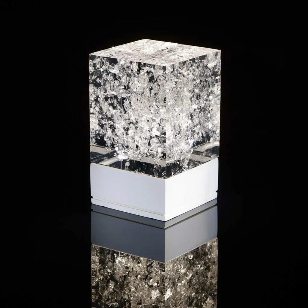 photo lampe design la D-cüb argent fond noir socle blanc