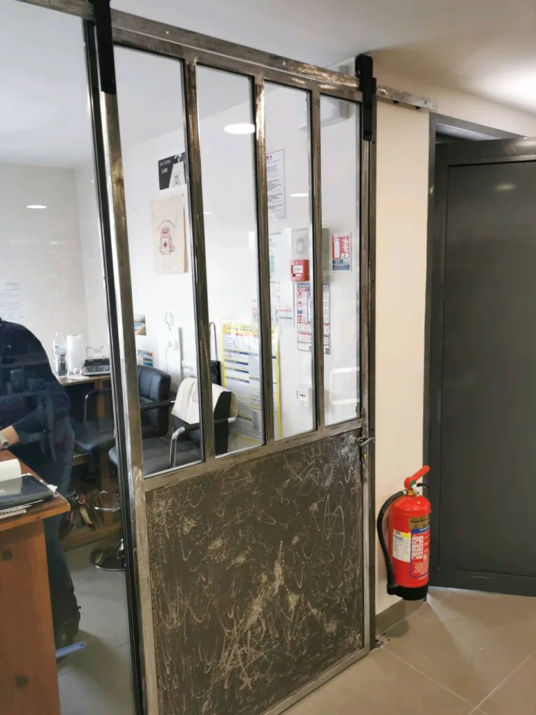 Porte coulissante acier
