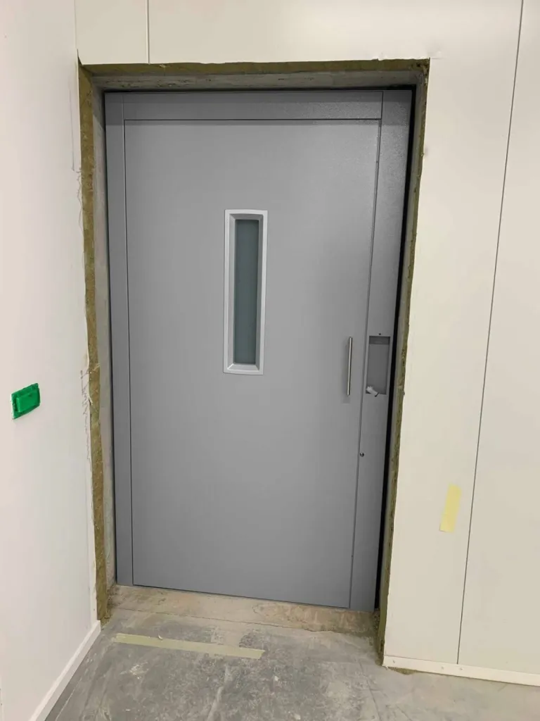 Installation d'un élévateur monte-charges VIMEC E07 dans un entrepôt logistique près d'Aix en Provence