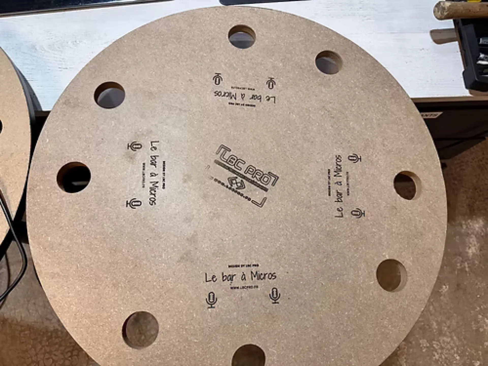 TABLE HAUTE BAR A MICROS