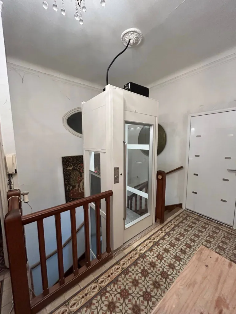 Et si c'était chez vous cet ascenseur de maison NAMILIFT PL 501 dans le jour de l'escalier dans cette maison à Marseille, Toulon, Aix en Provence  ou Avignon