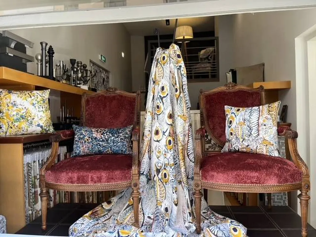 Artisan tapissier d'ameublement pour restauration haut de gamme de sièges, fauteuils et canapés à Lyon et Megève