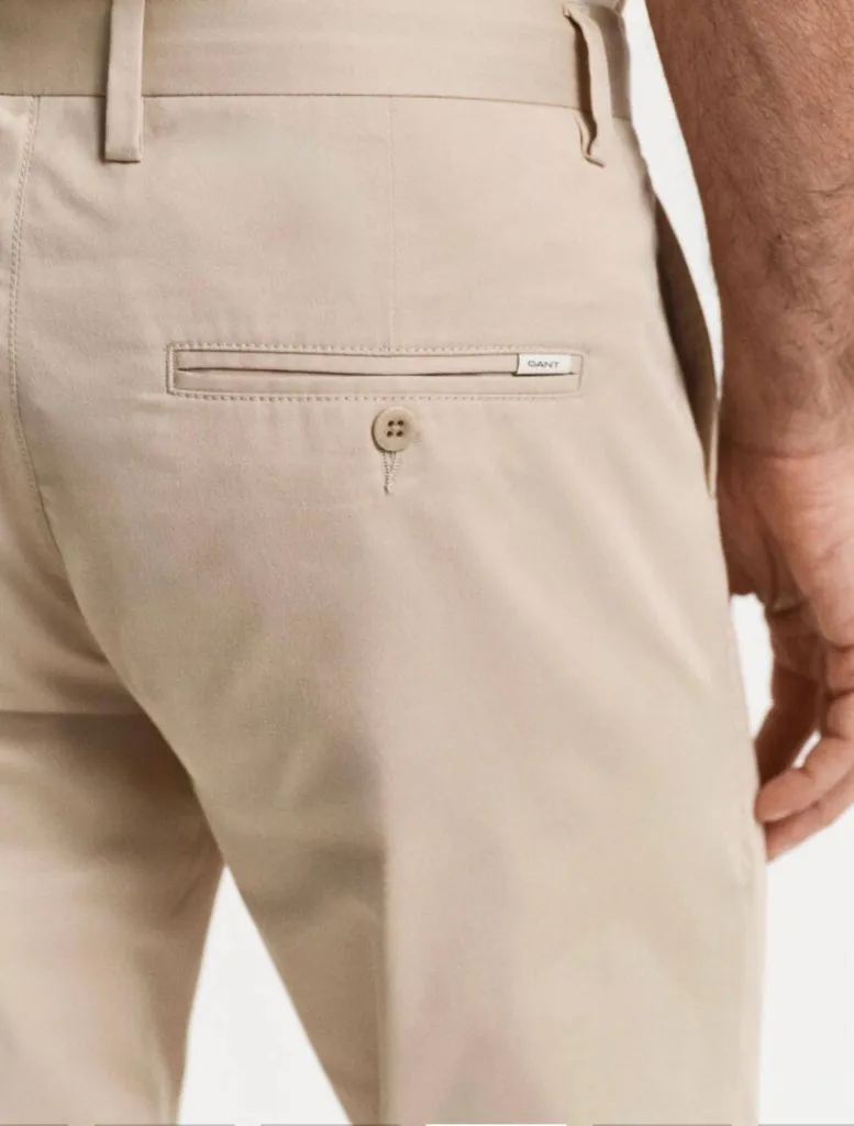 Pantalon chino slim GANT beige à Dieppe chez La suite by Urban Chic