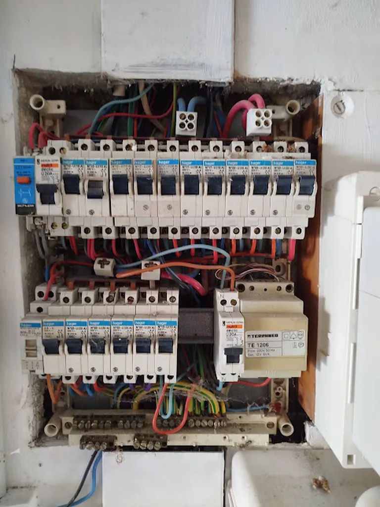 Avant la renovation pour ce tableau de 25ans par infiny elec à Lattes