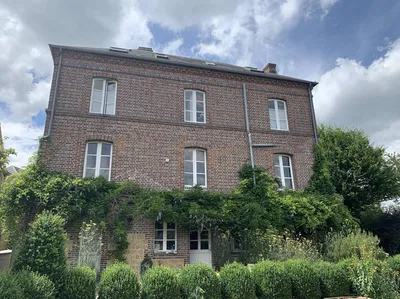 Acquisition d'une Propriété avec plusieurs maisons au milieu d'un jardin arboré de 1HA 15A, au sein d'un village, dans la région de VIMOUTIERS 61120