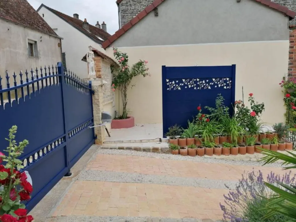 Installation d'un pare vue en aluminium pleine modèle Pampille finition thermolaquée avec découpe laser à Beire-le-Châtel