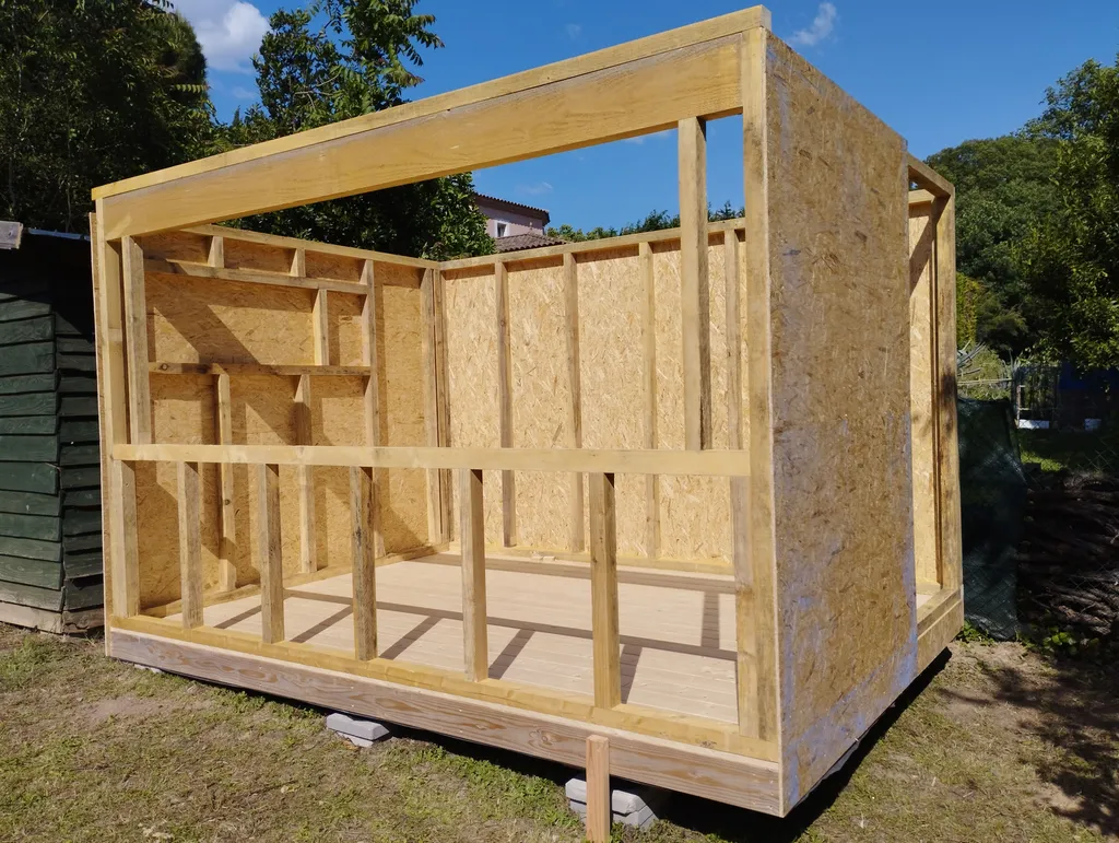 Bureau de jardin en bois Douglas fabriqué sur mesure par RC.Construction.Bois à Montagnac, Mèze, Pézenas, Sète et dans le Bassin de Thau.