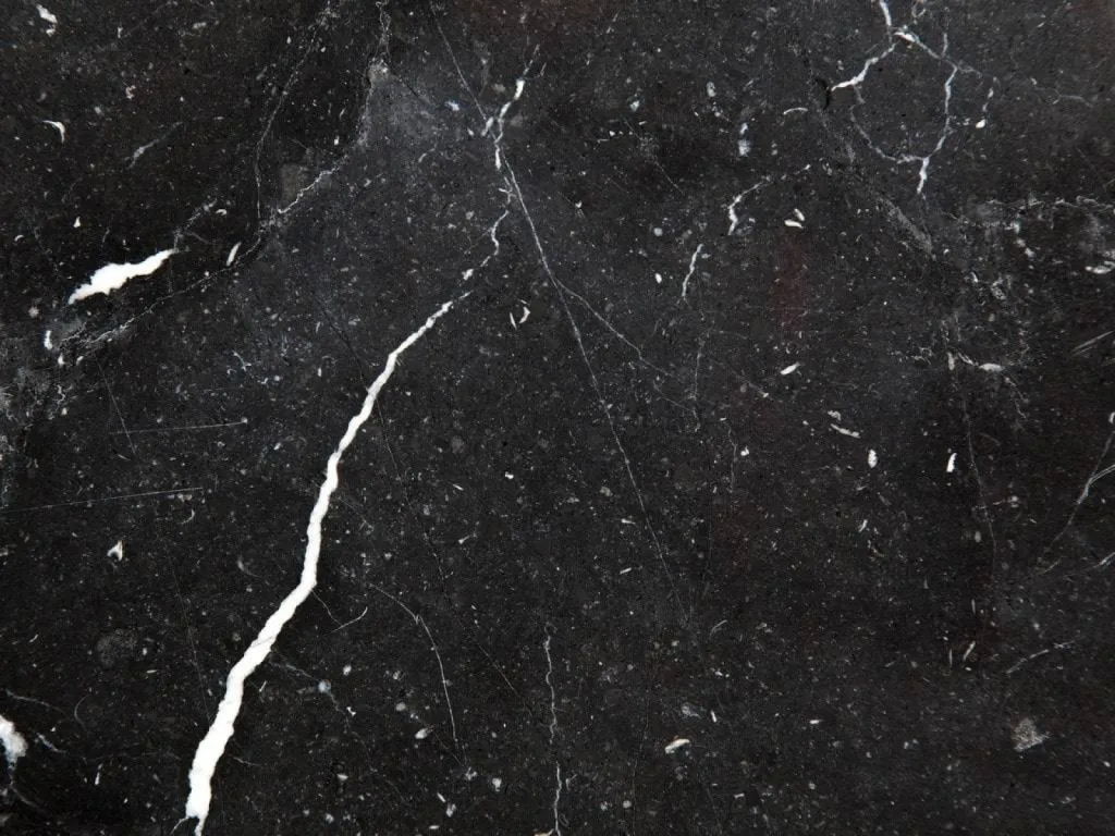 Marbre noir Marquina près de Saint Tropez dans le Var