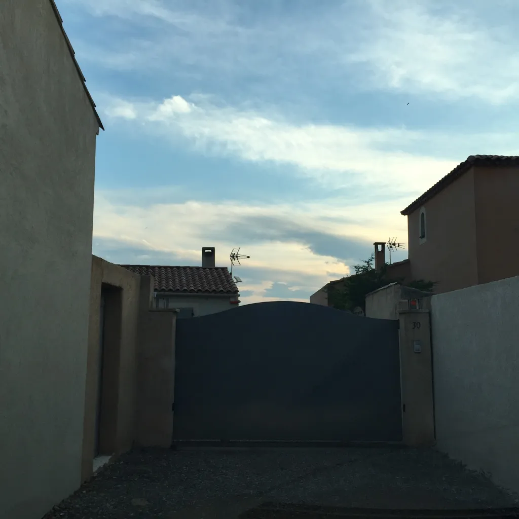 FABRICATION ET POSE PORTAIL COULISSANT CHAPEAU DE GENDARME DANS LE 13