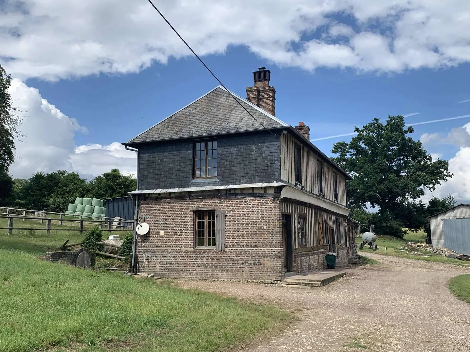 Dans le NORD DU PAYS D'AUGE, à 5 minutes de PONT L'EVEQUE 14130, l'Agence Immobilière TERRES ET DEMEURES DE NORMANDIE à LISIEUX (14100) 41 avenue Victor HUGO, vous propose de venir visiter dans un bel environnement, cette Demeure en colombages à usag