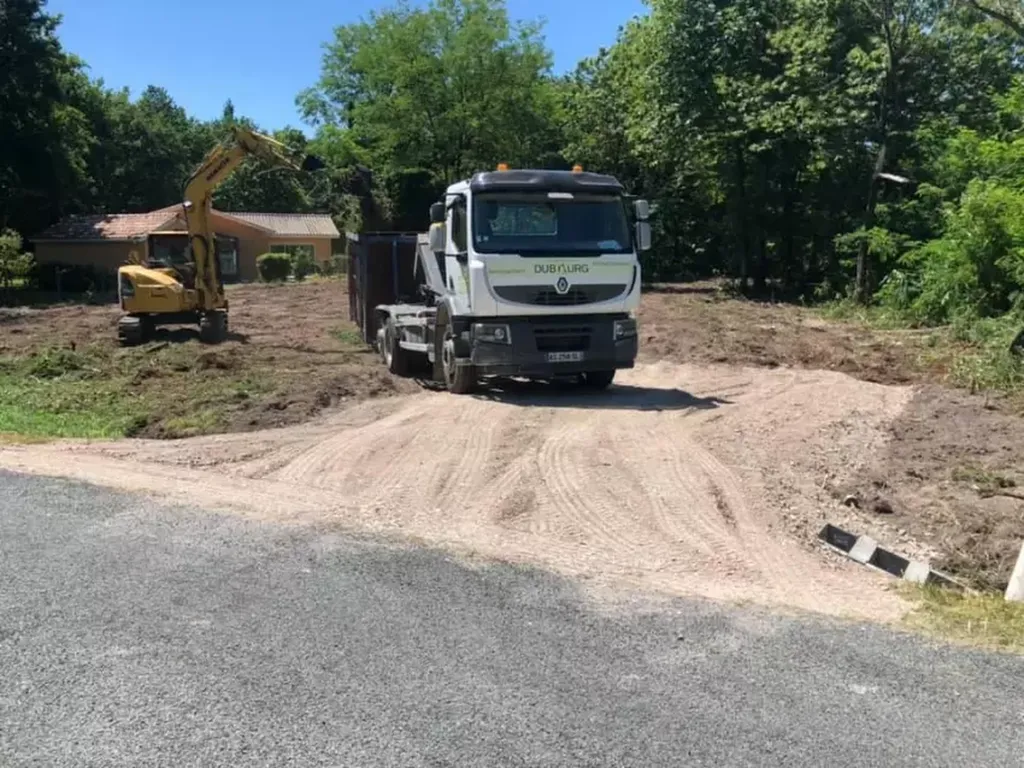 Nous louons des bennes de 10m3 pour récupérer et traiter les gravats de vos chantiers partout dans leMédoc.