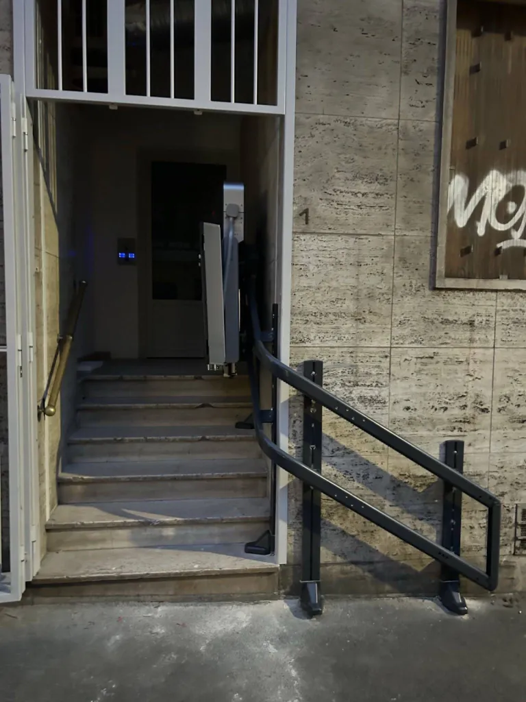 L'espace minimaliste occupé par la plateforme oblique VIMEC V6S permet aux piétons classique une utilisation normale de l'escalier dans ce centre médical à Marseille