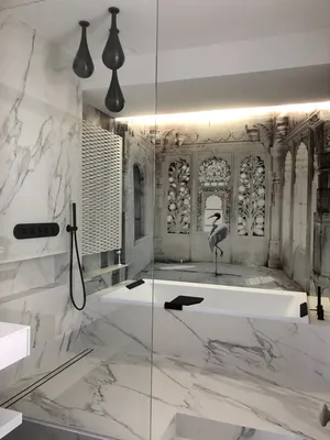 conception et réalisation d’une salle de  bain clé en main haut de gamme avec décor tapisserie , marbre et baignoire balnéothérapie 