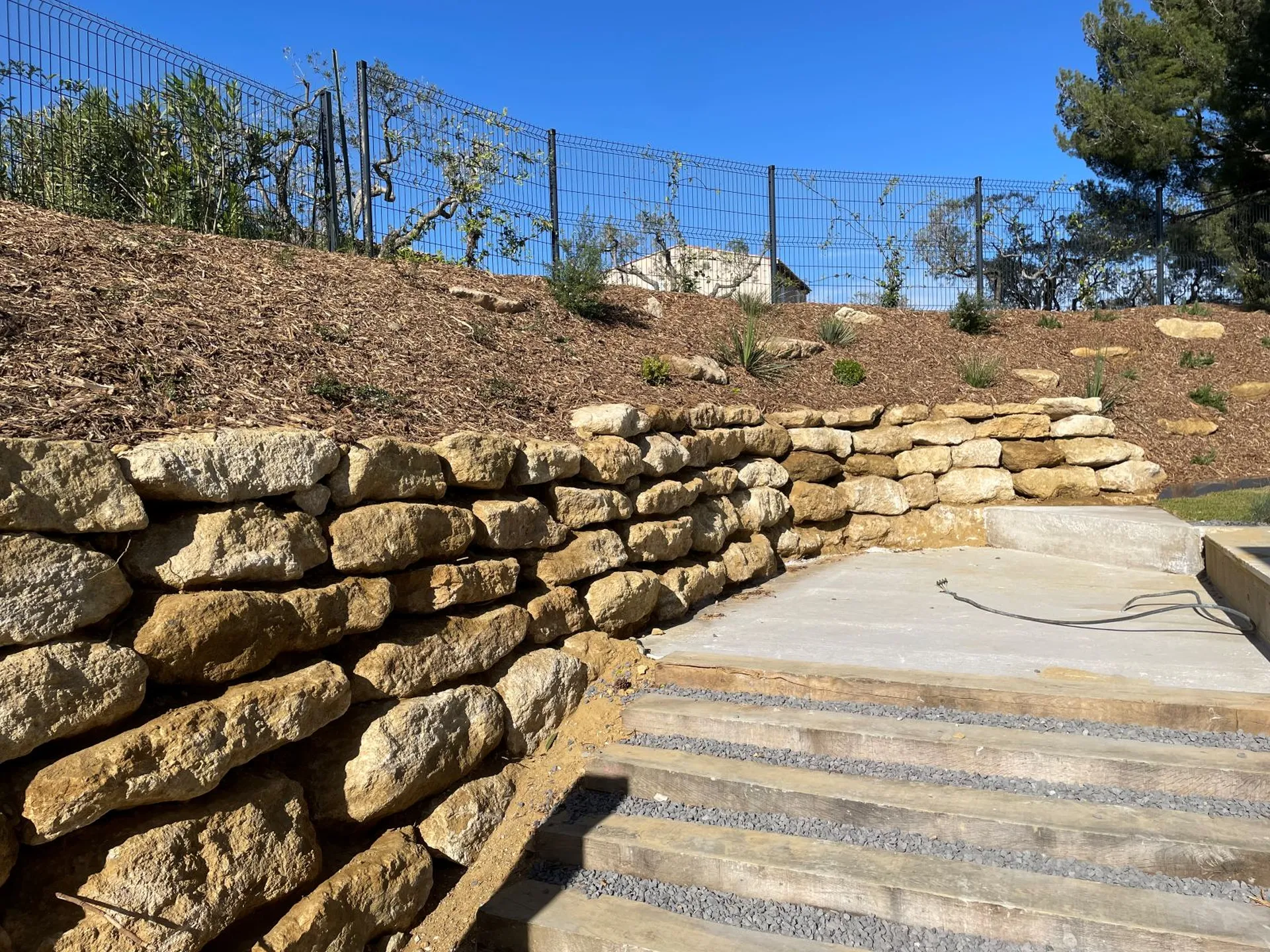 Enrochement de jardin à Bouc Bel Air par nos paysagistes