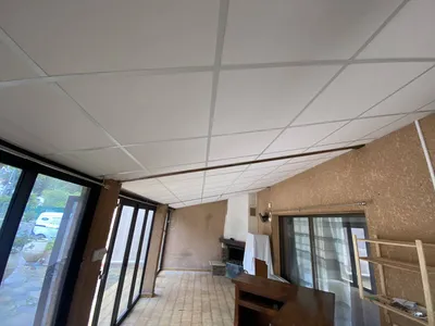 Artisan plaquiste pour pose plafond en dalle dans le Var